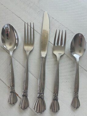ONEIDA ALEXIS DELUXE STAINLESS 5 PIECE PLACE SETTING BOW DESIGN PREOWNED